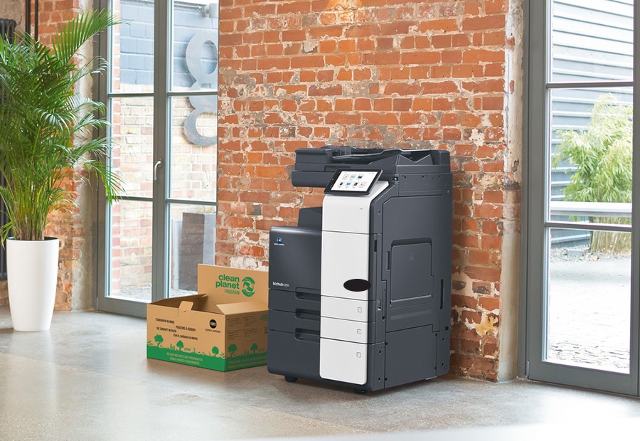 Impresora multifunción Konica Minolta bizhub en una oficina, disponible en renting