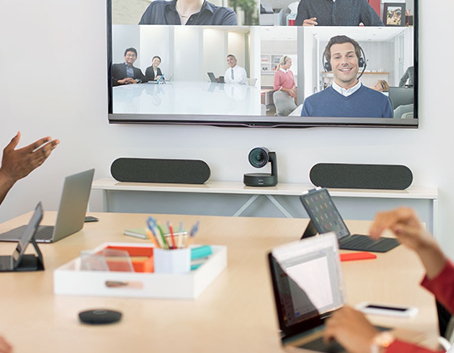 Sala de reuniones con un sistema de videoconferencia